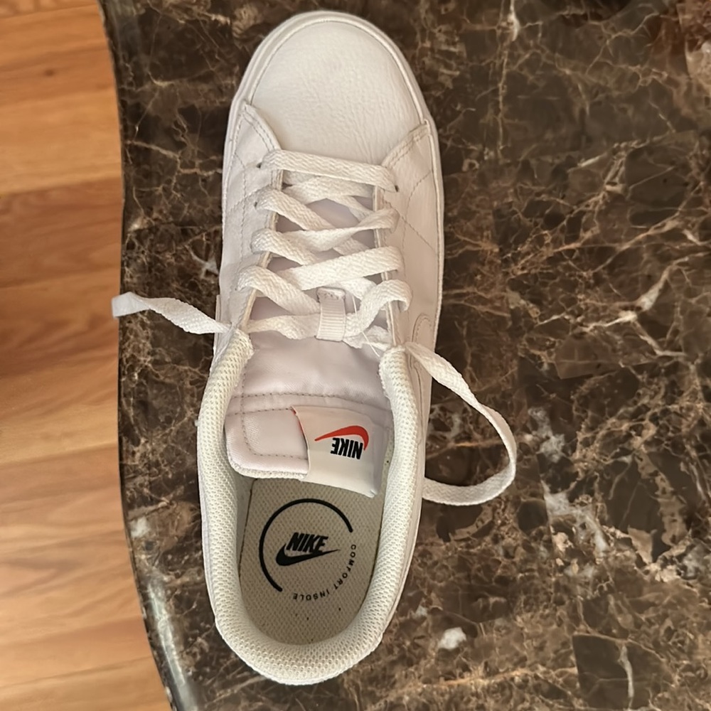 Nike wm white sneakers worn 2 times size 8.5 great condition!